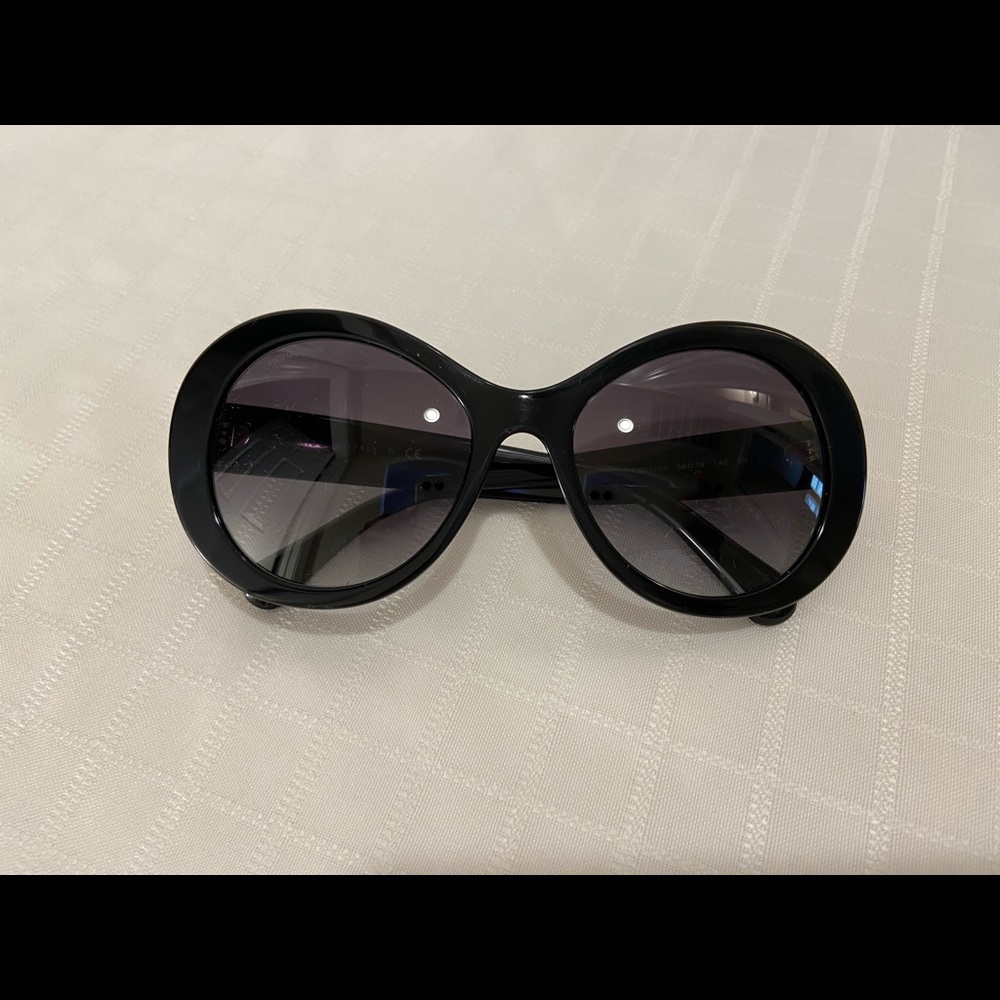 🖤$450. Chanel Classic Round Blk W/ silver CC logo - Picture 14 of 17